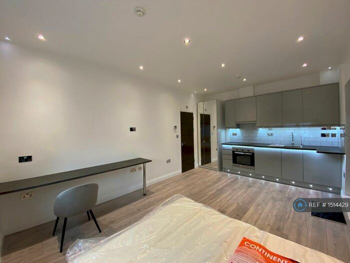 Studio To Rent In Friern Park, London, N12