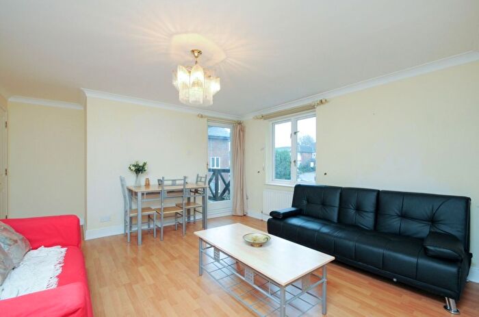 2 Bedroom Flat To Rent In Holden Road, Finchley, London, N12