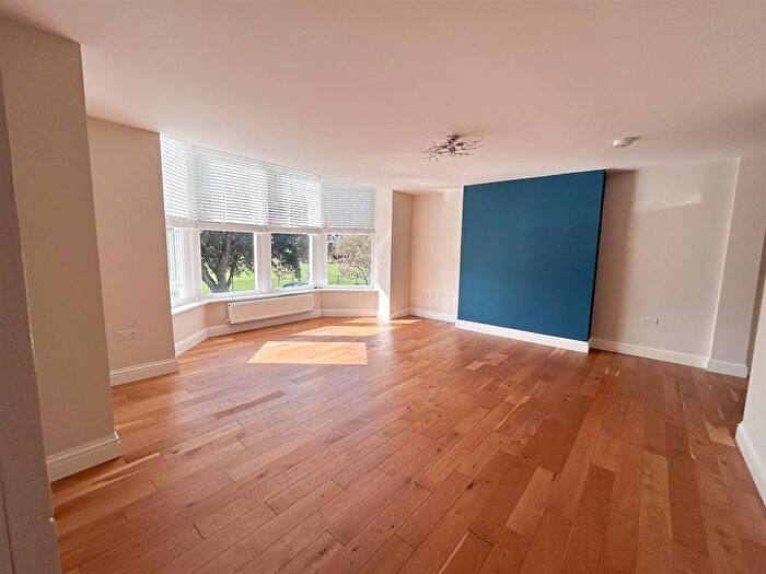 2 Bedroom Flat For Sale In Park Road, Bexhill On Sea, TN39