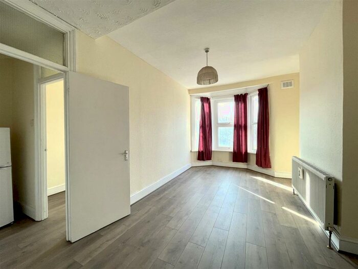 1 Bedroom Flat To Rent In Plashet Road, Upton Park, E13