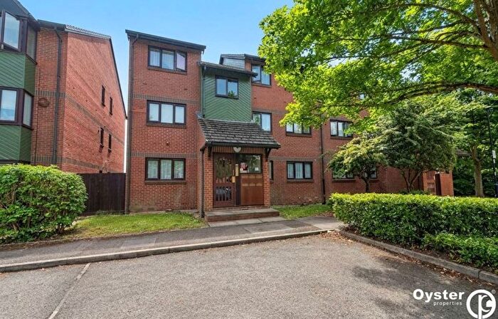 2 Bedroom Flat To Rent In Maltby Drive, Enfield, EN1