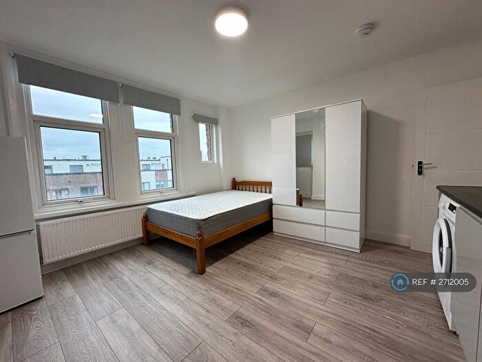 Studio To Rent In Finchley Road, London, NW11