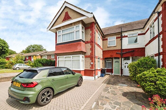 2 Bedroom Maisonette For Sale In Lechmere Avenue, Woodford Green, Essex, IG8