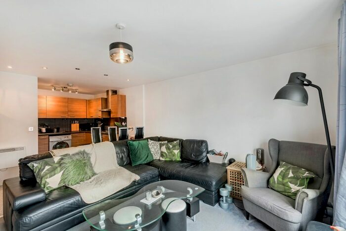 2 Bedroom Flat To Rent In High Road Leytonstone, London, E11