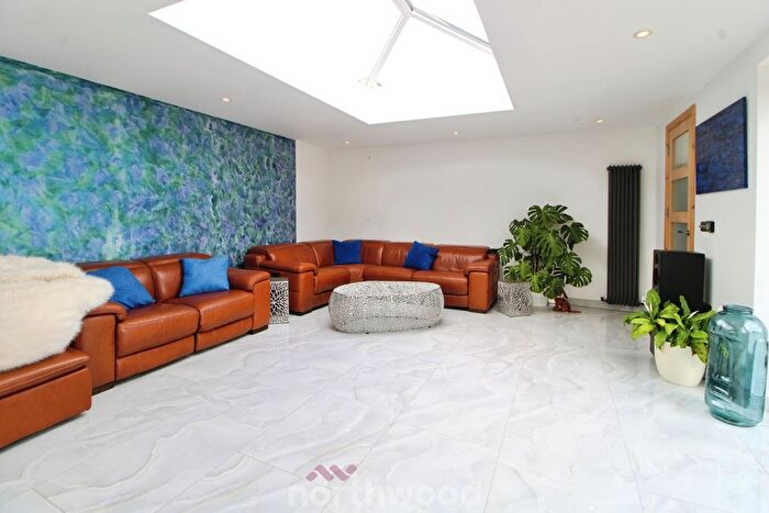 5 Bedroom Detached House For Sale In Checkstone Avenue, Bessacarr, Doncaster, DN4