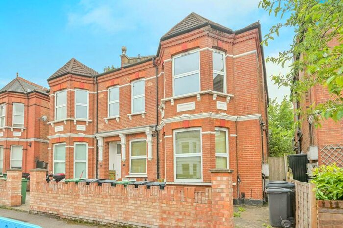 1 Bedroom Flat To Rent In Skardu Road, Cricklewood, London, NW2