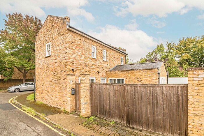 3 Bedroom Property To Rent In Fairfield Place, Kingston Upon Thames, KT1