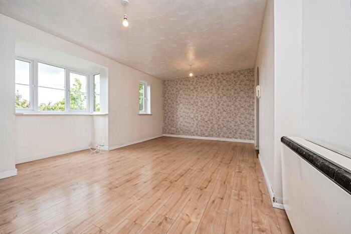 2 Bedroom Apartment For Sale In Redwood Grove, Bedford, MK42