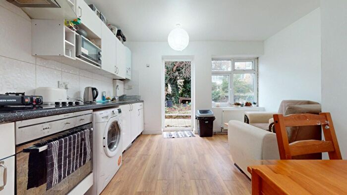 2 Bedroom Flat To Rent In Tollington Road, London, N7