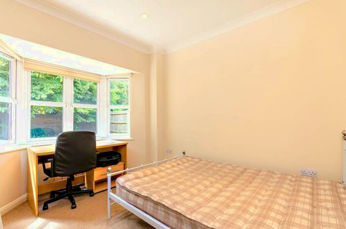 2 Bedroom Flat To Rent In Farnham Road, Guildford, GU2