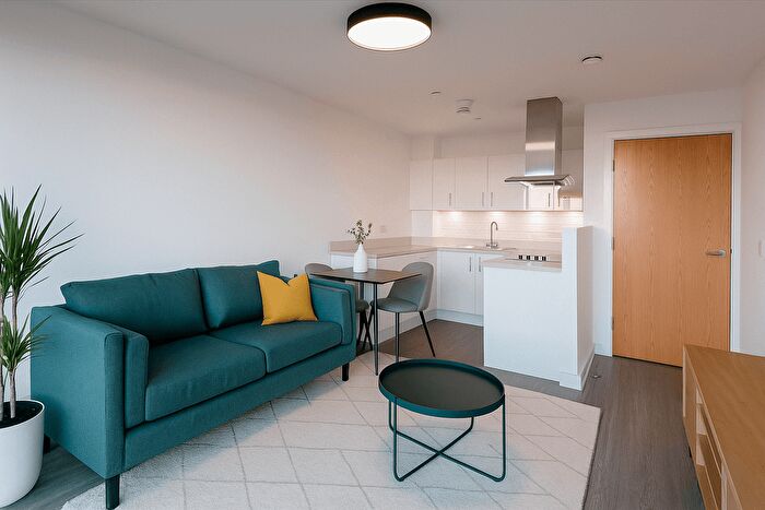 2 Bedroom Flat To Rent In Warbeck Road, London, W12