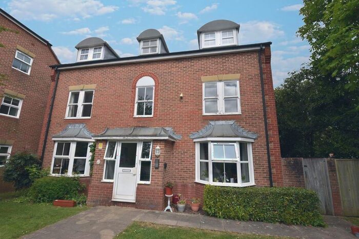 2 Bedroom Flat To Rent In Pine Gardens, Horley, RH6