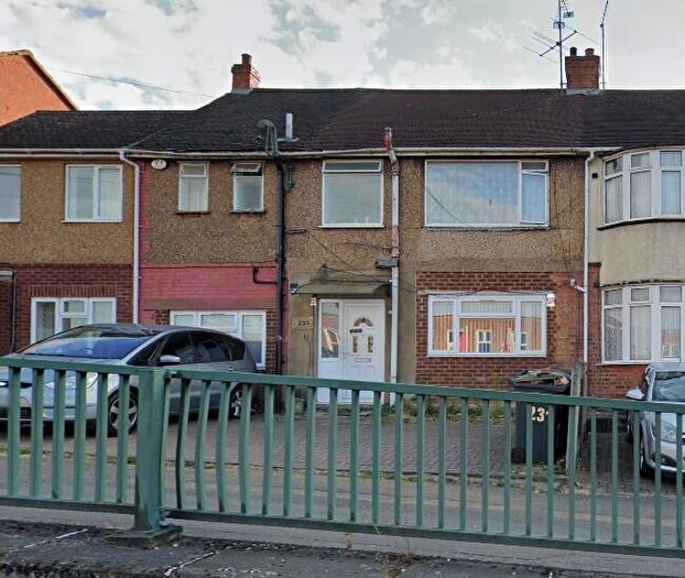 Semi-Detached House To Rent In Marsh Road Luton, LU3
