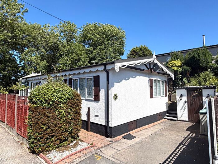 2 Bedroom Mobile/park Home For Sale In Mill Farm Park, Bulkington, CV12