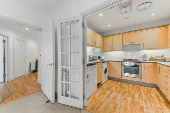 2 Bedroom Flat To Rent In High Street, Banstead, SM7