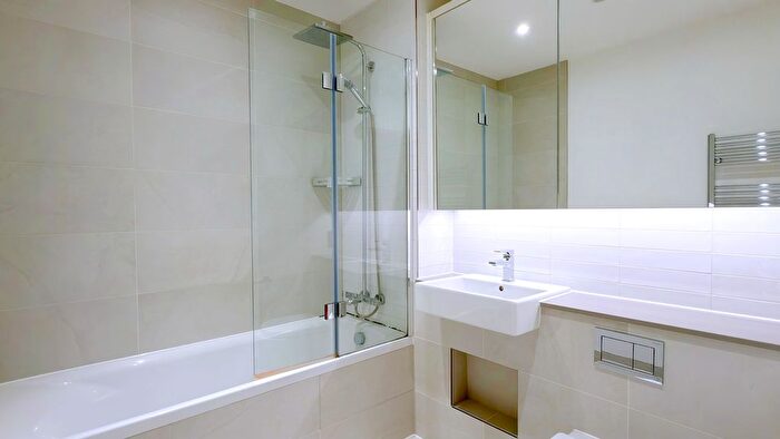 3 Bedroom Flat To Rent In West Parkside, Greenwich, SE10