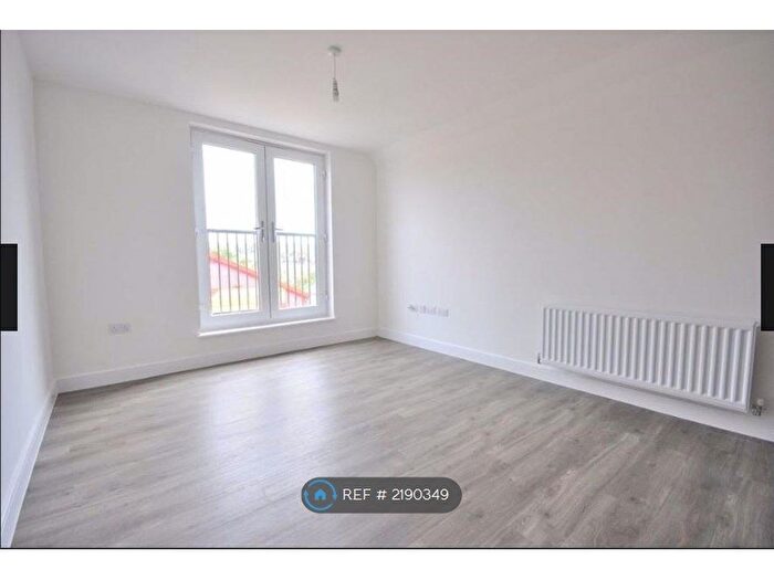 2 Bedroom Flat To Rent In South Street, Bishops Stortford, CM23