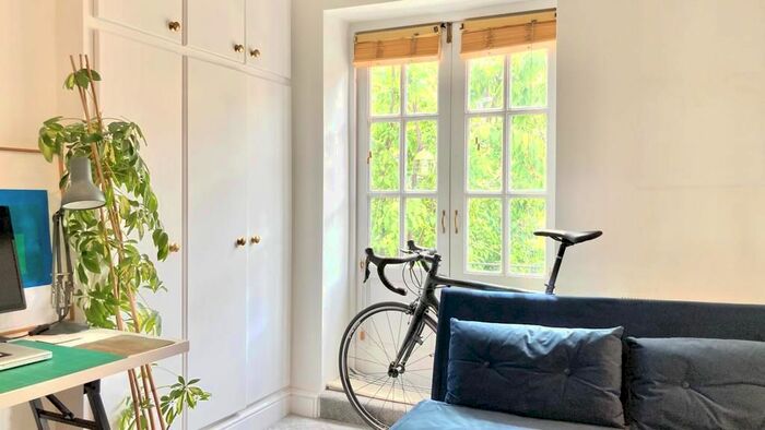 2 Bedroom Flat To Rent In The Gardens, East Dulwich, London, SE22