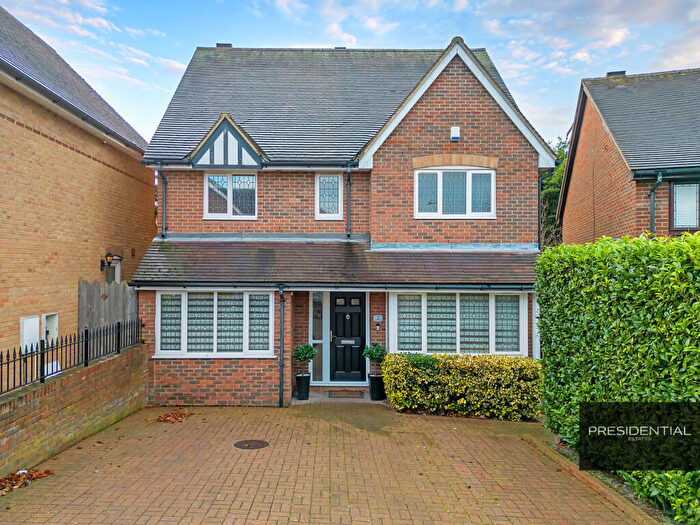 4 Bedroom Detached House For Sale In Grovewood Place, Woodford Green, IG8