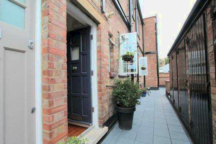 2 Bedroom Flat To Rent In Broadway Court, Crouch End Hill, London, N8