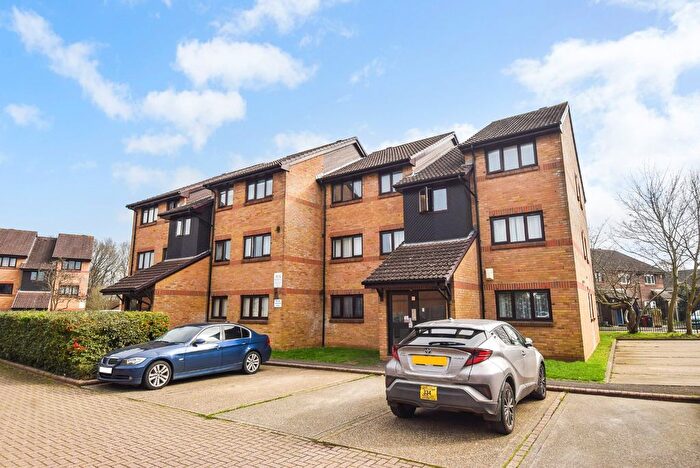 2 Bedroom Flat For Sale In Littlebrook Avenue, Near Burnham, Berkshire, SL2
