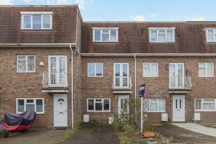 4 Bedroom Property To Rent In Blossom Close, London, W5