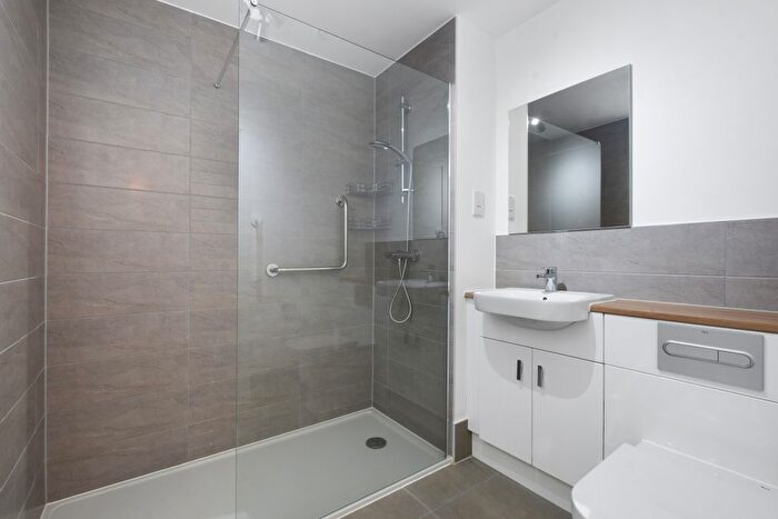 2 Bedroom Flat To Rent In Sewardstone Road, Waltham Abbey, EN9