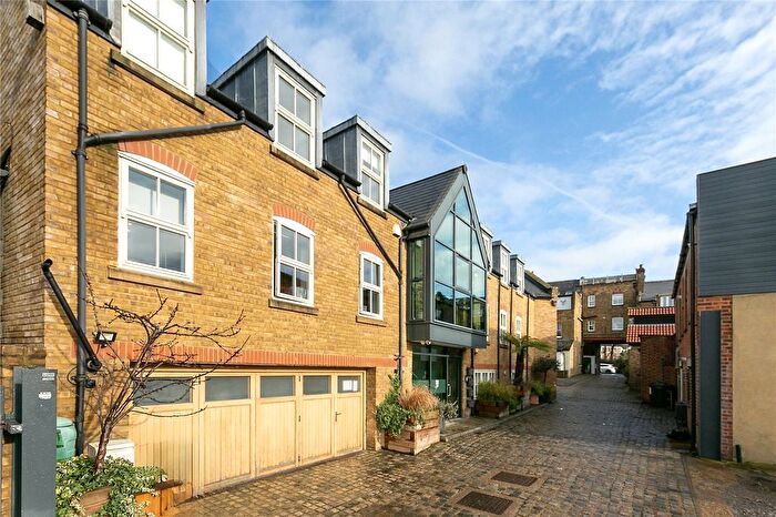 2 Bedroom Flat For Sale In Crown Road, St Margarets, Twickenham, TW1