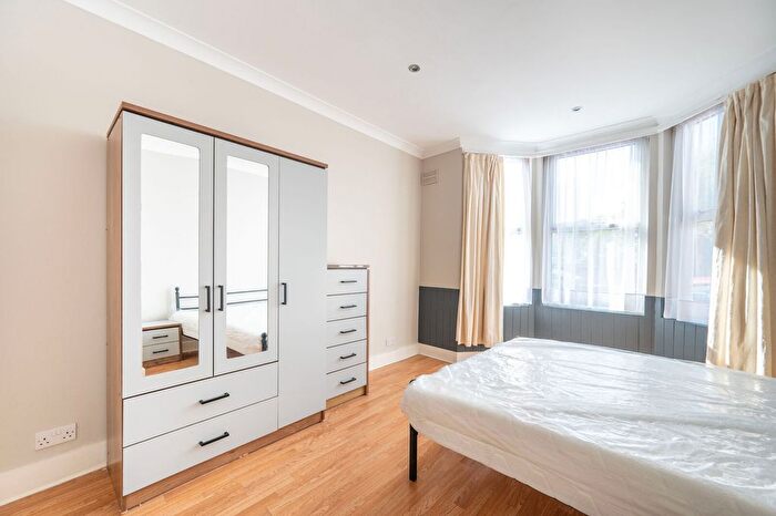 2 Bedroom Flat To Rent In Litchfield Gardens, Willesden, London, NW10