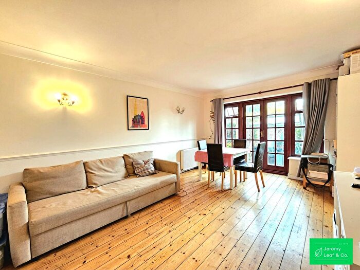 2 Bedroom Maisonette To Rent In Wellington Place, Great North Rod, N2