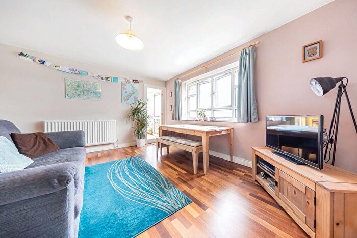 3 Bedroom Flat To Rent In Horne Way, West Putney, London, SW15