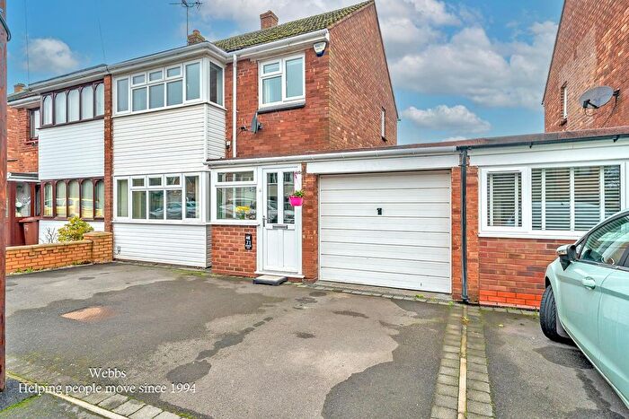 3 Bedroom Semi Detached House For Sale In Simmonds Road, Walsall, WS3