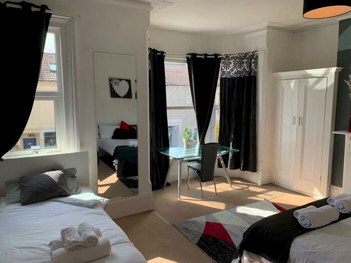 5 Bedroom Terraced House To Rent In Lawrence Road, Southsea, PO5