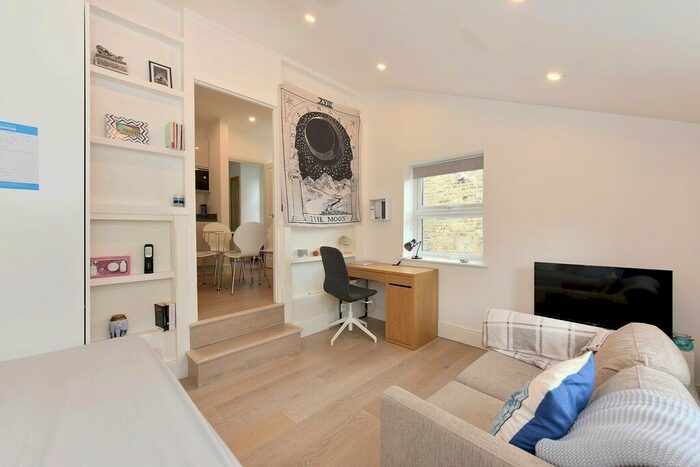 3 Bedroom Flat To Rent In Hoyle Road, Tooting, SW17