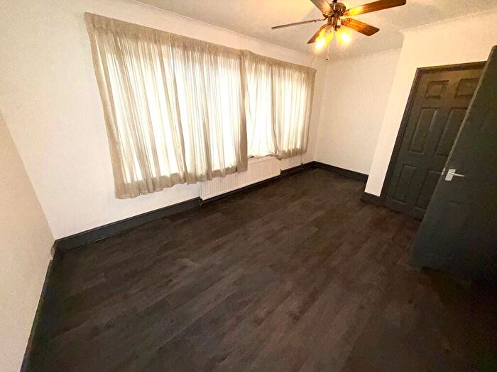 3 Bedroom Apartment To Rent In Farnham Road, Slough, SL2