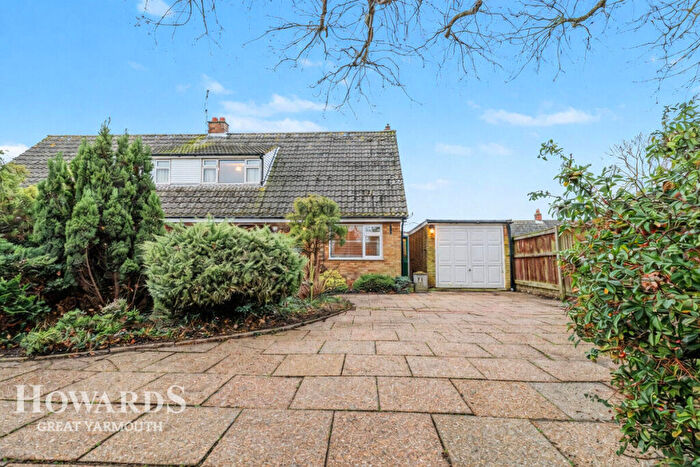 3 Bedroom Semi Detached House For Sale In The Street, Catfield, NR29