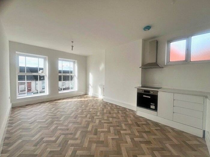 2 Bedroom Flat To Rent In - Sheffield Road, Chesterfield, S41