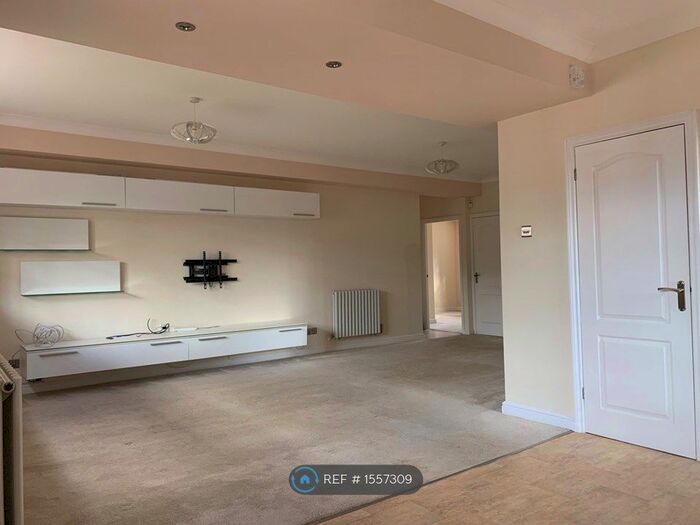 3 Bedroom Flat To Rent In Salisbury House, St. Albans, AL3