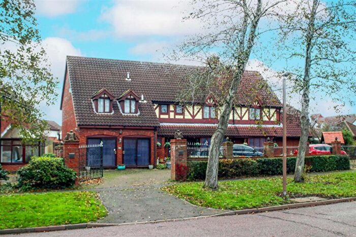 5 Bedroom Detached House For Sale In Willen Park Avenue., Willen Park, Milton Keynes, MK15