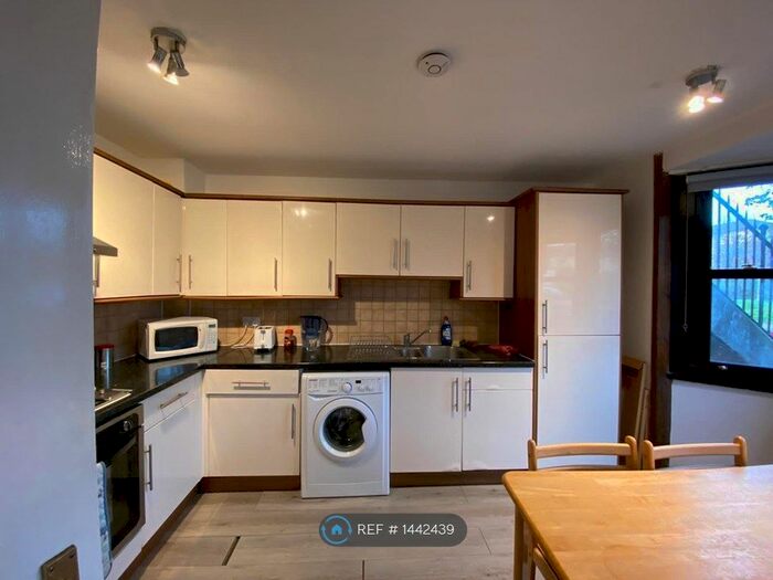 3 Bedroom Flat To Rent In Queensbury Street, London, N1