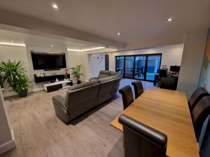 3 Bedroom House To Rent In Plumpton Close, Luton, LU2