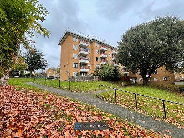 1 Bedroom Flat To Rent In Appleshaw House, London, SE5