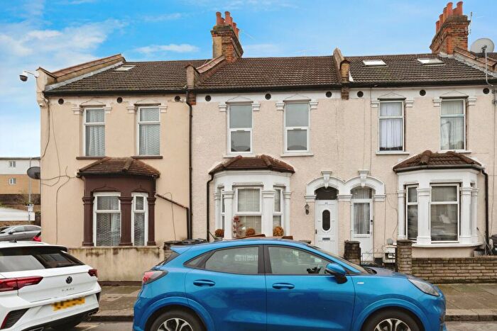 4 Bedroom Terraced House To Rent In Francis Avenue, IG1
