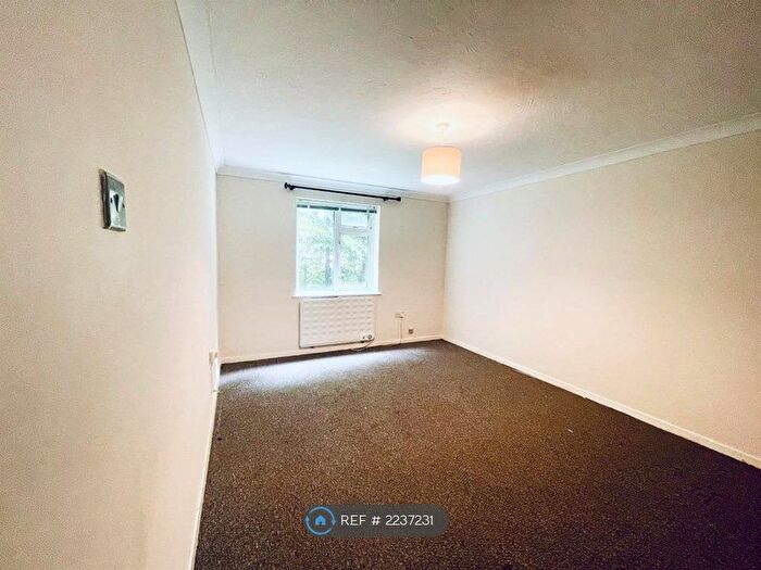 1 Bedroom Flat To Rent In Selworthy Close, Billericay, CM11