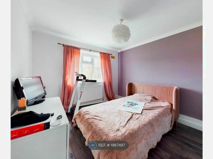 2 Bedroom Flat To Rent In Galey Green, South Ockendon, RM15
