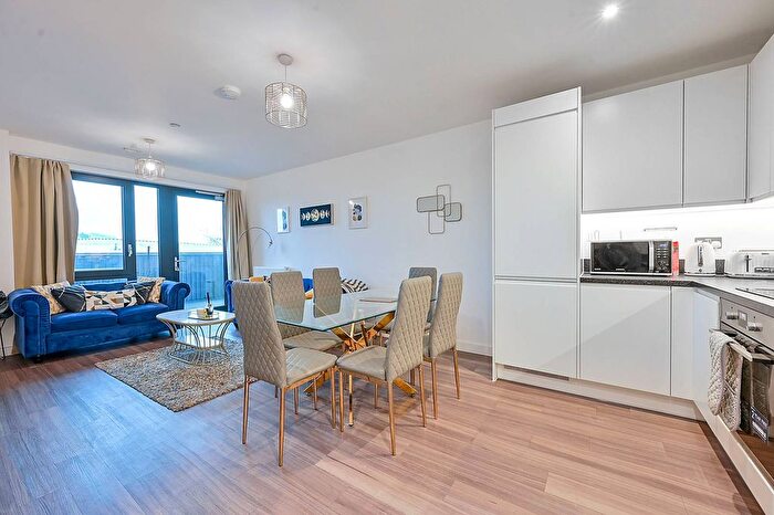 3 Bedroom Flat To Rent In Acton Lane, Park Royal, London, NW10