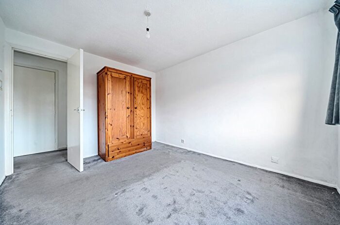 2 Bedroom Flat To Rent In Dyke Drive, Orpington, Kent, BR5