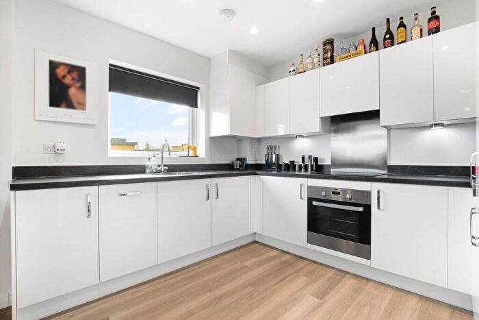 2 Bedroom Apartment For Sale In Sterling Square, Bracknell, RG12