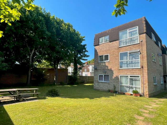 1 Bedroom Apartment To Rent In Cavendish Court, Victory Road, Chertsey, KT16