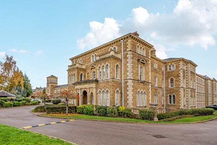 2 Bedroom Flat For Sale In Royal Drive, London, N11